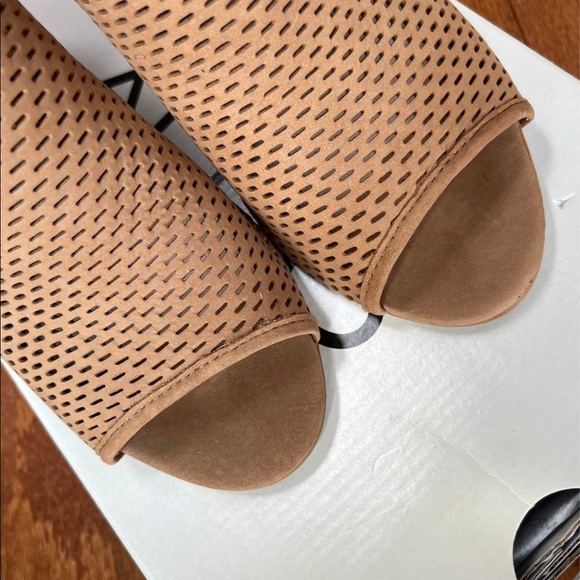 ALDO Nude Block Heels 8.5 - Picture 5 of 7